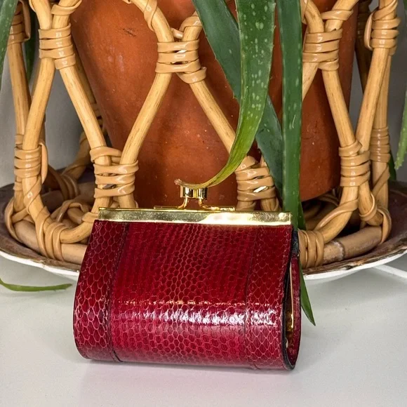 Vintage 1960s Red Snakeskin Kiss Lock Coin Purse Mini Barrel Wallet Gold Frame - Picture 2 of 9